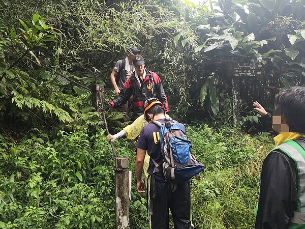 25名登山客組成的登山團今上午前往筆架連峰登山，卻不幸遇到中暑、雷擊等意外，造成團員8人受傷，目前已由消防救援下山。記者柯毓庭／翻攝