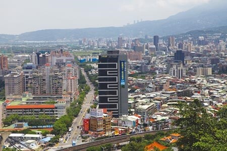 指標大型行庫表示，北市所剩的精華地段素地不多，建商未來主力將是都更。中時資料照