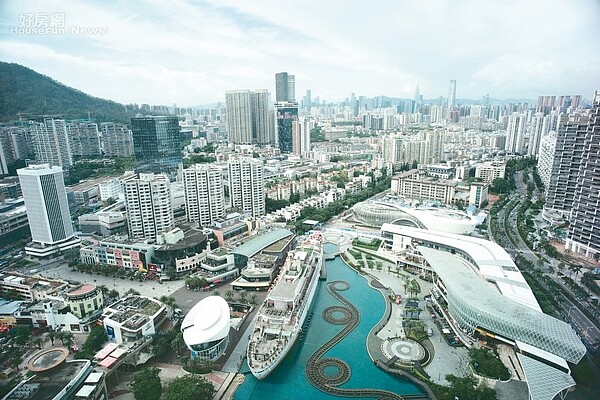 深圳被賦予建設「中國特色社會主義先行示範區」的新使命。圖為深圳蛇口海上世界。 (中新社)