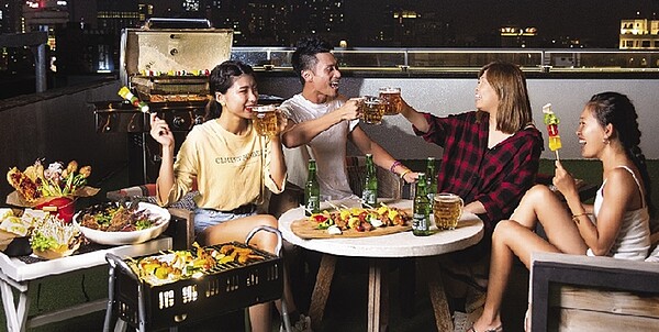 高雄英迪格酒店舉辦中秋節露天夯肉樂趣活動。圖／業者提供