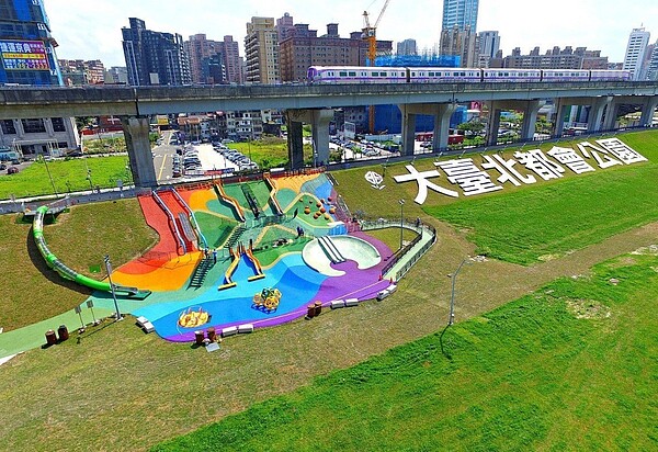 新北市原先的「大台北都會公園」,因名稱容易讓人混淆,自昨日起已改名為「新北大都會公園」,園區內的文字地景將於1個園內更名完工。 圖/新北市高管處提供