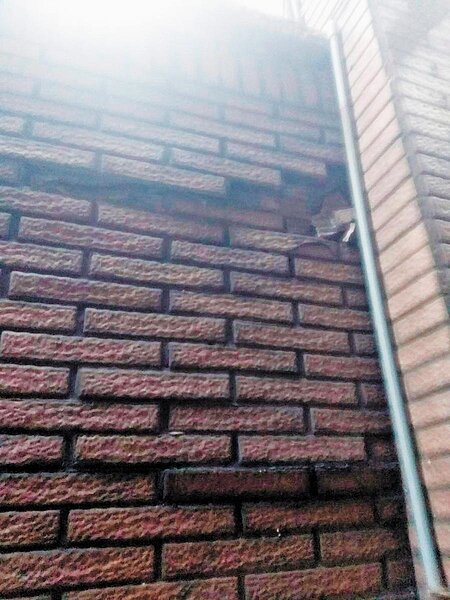 新富市場大樓工程造成損鄰。（黃敬平提供）