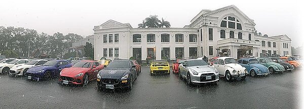 350輛骨董車、超跑,18日在中興新村大會師,場面壯觀。(廖志晃攝)