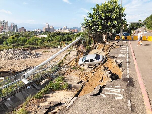 新北市泰山區明志科大旁的南泰路發生路基嚴重坍方。（譚宇哲翻攝）