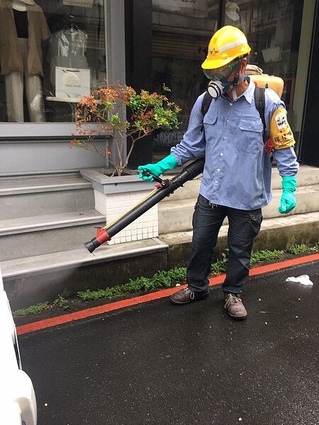 北市大安區建安里昨傳出今年首起本土登革熱病例,北市府今早針對個案居住地周邊半徑100公尺範圍共304戶住家進行戶內化學噴藥來防範病媒蚊傳染。圖/北市衛生局提供