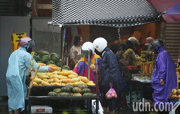 中央氣象局說,今天仍在低壓帶環境內,天氣持續不穩定,使得中南部地區出現較為劇烈的天氣現象,有局部大雨或豪雨發生的機率,也要留意雷擊、強陣風。本報資料照片