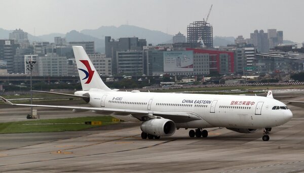 中國東方航空客機昨降落台北松山機場，未來部分航班將從A330廣體客機改為A321窄體客機飛航。 記者許正宏／攝影