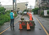 不滿土地成既有道路　地主築「水泥陣」擋道