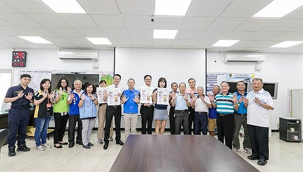 新北市石門區公所舉行會議,一致無異議鼓掌通過運用核電廠核廢料回饋金,加碼補助石門區國中、小學及幼兒園學生免費營養午餐每人每日調漲10元。(葉書宏翻攝)