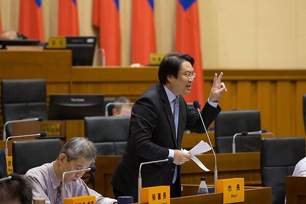 基隆市公車處負債11億被罵賠錢貨,市長林右昌今天道出不走民營化原因。圖/基隆市政府提供