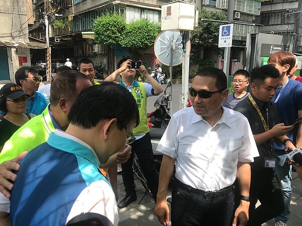 侯友宜在8月20日上午,前往板橋浮洲合宜宅周邊,視察公共工程。好房網News記者李彥穎攝
