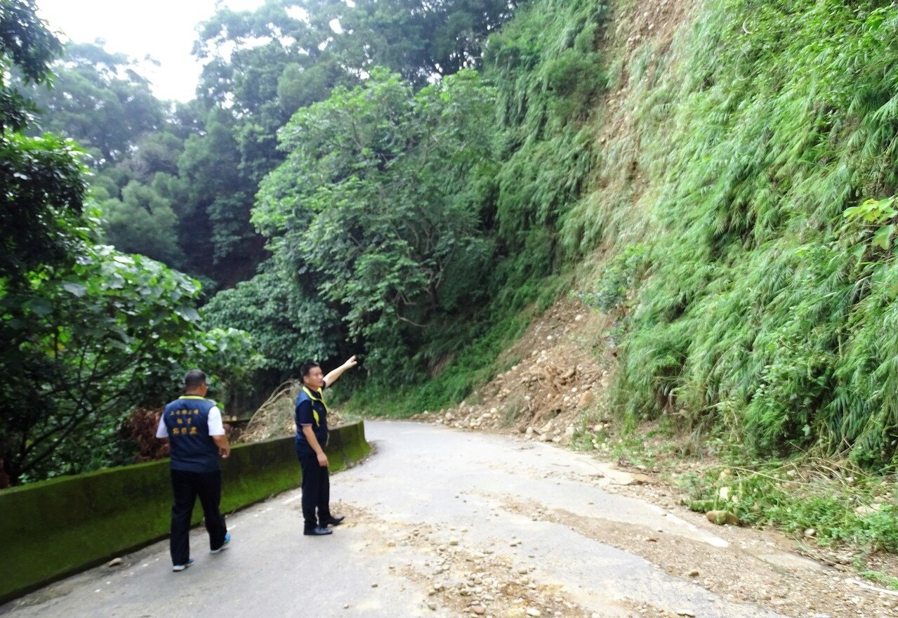彰化縣二水鄉豐柏路上周大豪雨後多處坍方,至今仍未能修復。記者凌筠婷/攝影