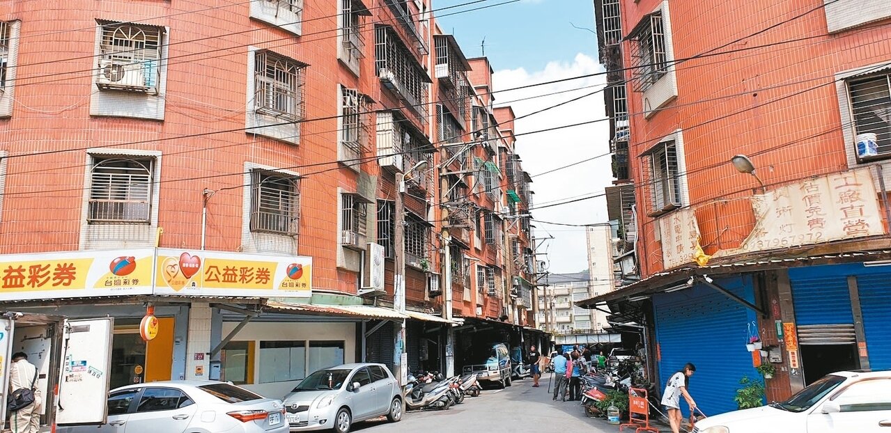 桃園市龜山區光峰路旁市府列管的海砂屋，分兩案申請自主都更。 記者鄭國樑／攝影