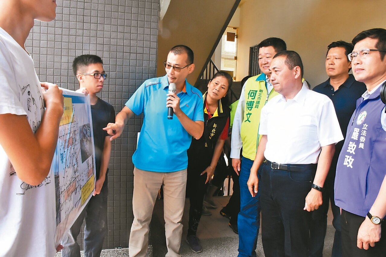 新北市長侯友宜(右3)昨天視察浮洲合宜宅周邊的學校、道路等改善工程。 記者江婉儀/攝影