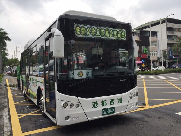 高雄市目前上路營運的電動公車有117輛，市長韓國瑜今天宣示2030年市區公車將全面電動化。記者楊濡嘉／攝影