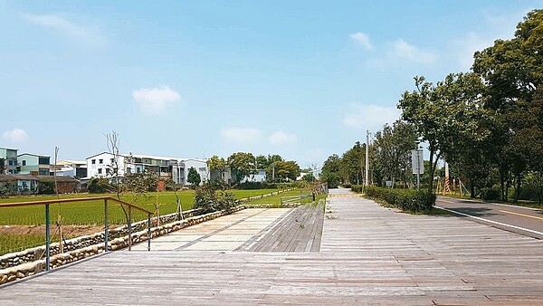 台中市體檢自行車道，潭雅神自行車道缺乏綠蔭，烈日當頭讓遊客紛紛走避。 圖／台中市觀旅局提供
