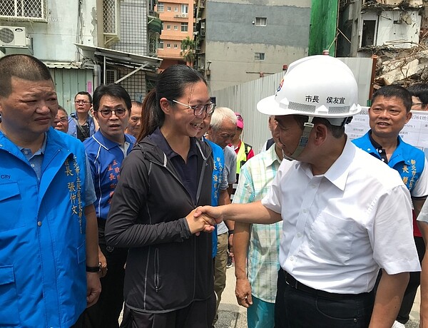 新北市長侯友宜向五股西雲路海砂屋都更案住戶握手致意。好房網News記者李彥穎攝