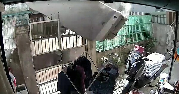 去年9月,五股西雲路海砂屋,5樓陽台突然墜落到1樓。畫面住戶林小姐提供