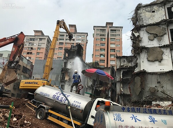 新北市五股西雲路海砂屋都更案,住戶整合到百分之百同意,順利展開拆除作業。好房網News記者李彥穎攝