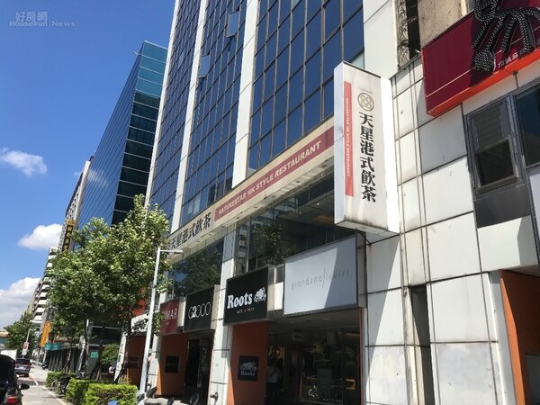 天星港式飲茶店址位於台北市南京東路和復興路口附近，至今已經有12年歷史。好房網News記者李彥穎