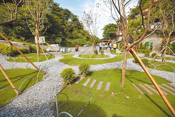 基隆市府推動近百坪的免費樹葬區,推廣市民使用環保葬法。(許家寧翻攝)