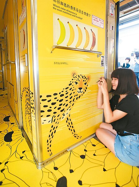 集集支線彩繪列車「國立集集美術館」車廂內山蕉、石虎等圖案，吸引民眾拍照留念。 記者陳正興／攝影