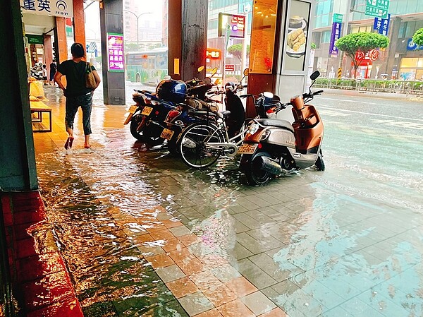 新北市三重雨灌道路，淹到連騎樓民眾都要拉褲管涉水前進。圖／臉書我們三重人 【241 Plus+】
