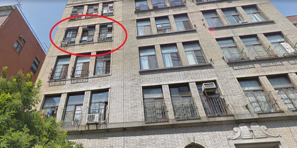 一名房東違規將一層樓的房子隔成兩層，並用成多間雅房出租。取自Google Map