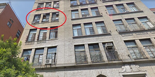 一名房東違規將一層樓的房子隔成兩層,並用成多間雅房出租。取自Google Map