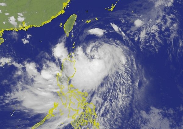 中央氣象局在23日下午2時30分，針對輕颱「白鹿」發布陸上颱風警報。照片翻攝中央氣象局官網