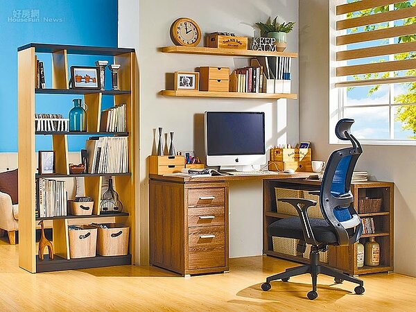 租屋族書桌不僅要挑選甲醛釋出極低材質，後掀式的隱藏收納空間，各種電線都能收得無影蹤。（特力屋提供）