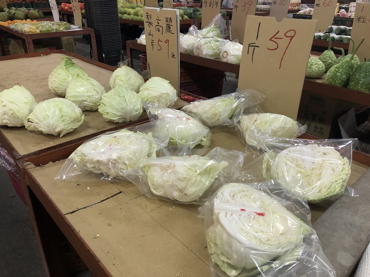 連日豪雨影響蔬菜產量，導致菜價高漲。記者林敬家／攝影