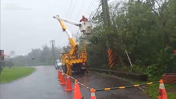 台電搶修人員在風雨中搶修。圖/台電屏東區營業處提供