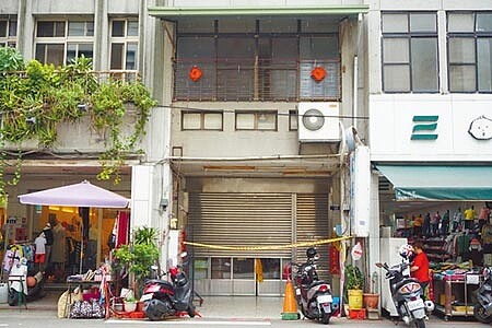 宋翁與親族共同持有2層樓透天厝,因分產問題對簿公堂多年,如今變成凶宅。(王文吉攝)