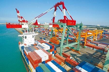 
貿易條件每況愈下圖╱本報資料照片
 