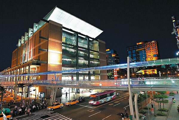 信義商圈人行空橋串連各據點,讓消費者逛街更輕鬆方便,也是信義區百貨商場群聚的優勢。本報資料照