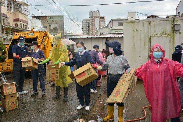 慈濟志工與鄰里居民協助黃先生處理環境清潔。圖／斗六市公所提供