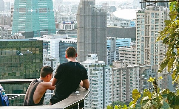 卅年過去了,大台北地區房價始終居高不下,望著高房價,現代「無殼蝸牛」仍然無奈。 記者陳正興/攝影