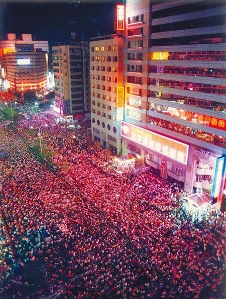 圖為1989年8月26日無殼蝸牛夜宿忠孝東路,抗議房價飆漲。(中時資料照片)