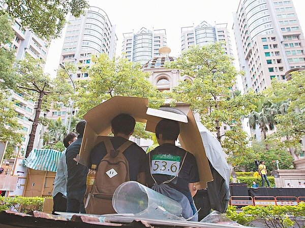 學者認為,資產分配的世代不平等惡化,是年輕人買不起房子的原因之一。圖為巢運在五年前發起夜宿台北市仁愛路帝寶活動。 圖/聯合報系資料照片