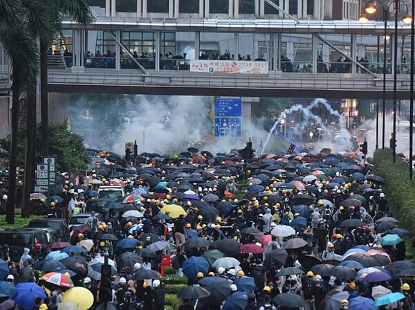 荃灣遊行演變成警民嚴重衝突，共有8人受傷送醫院。其中5男1女目前情況穩定，另兩人已出院。（星島網）