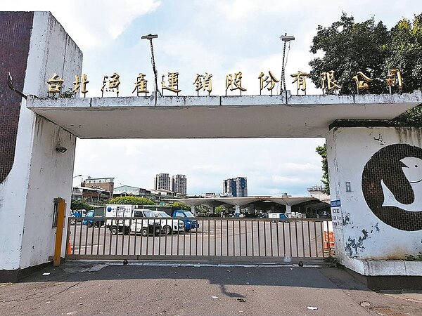 台北市第一果菜及萬大魚類批發市場改建搬遷,市場處將補助增購3輛電動車方便攤商搬貨。 記者翁浩然/攝影