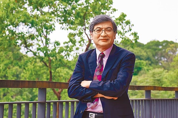 政大校長郭明政就任1年多,仍舊盼將化南新村改建為學人宿舍,以此邀請海外學人,拓展境外資源。(政治大學提供)