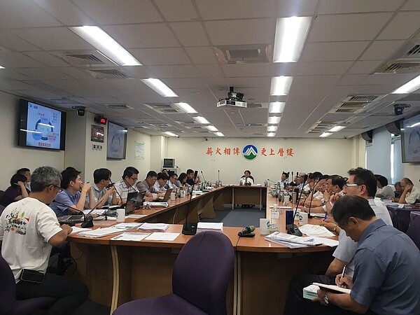 環保署26日表示,為提升環評效率,希望落實環評初審以不超過三次為原則。圖為環保署環評大會去年討論興達電廠燃氣機組更新改建計畫。 圖/聯合報系資料照片