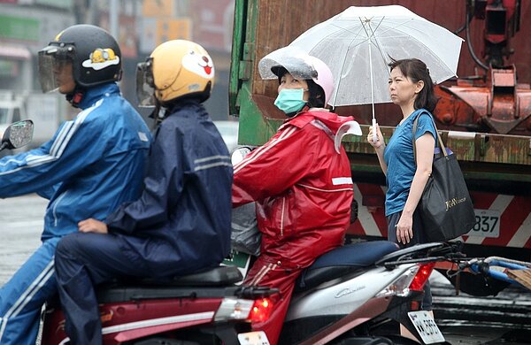 中央氣象局說,周四一直到下周日,中南部跟東部要留意降雨。聯合報系資料照