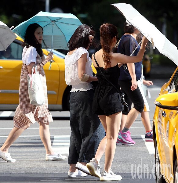 中央氣象局說,今天高溫比昨天更高,紫外線指數偏高,外出記得做好防曬和多攝取水份。本報資料照片