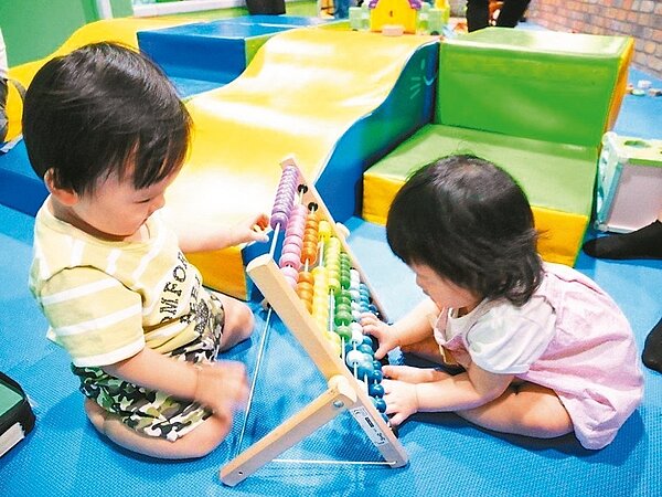 北市擬修法調整現行托嬰中心評鑑制度,以往每3年一次評鑑,未來平日訪查、稽查發現嚴重違規或疏失,立即降低評鑑。 圖/聯合報系資料照片