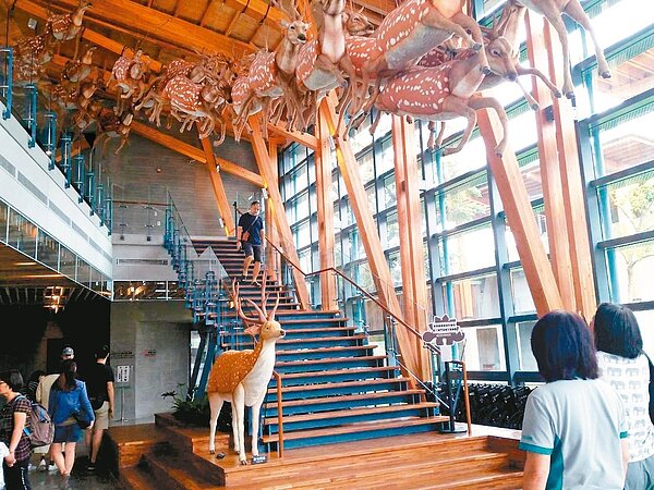 台南市長黃偉哲昨宣布爭取到3300萬元經費,將升級左鎮化石園區的館藏,並新增親子多媒體互動體驗設施,吸引更多國內外遊客,帶動近山地區觀光。 記者陳俞安/攝影