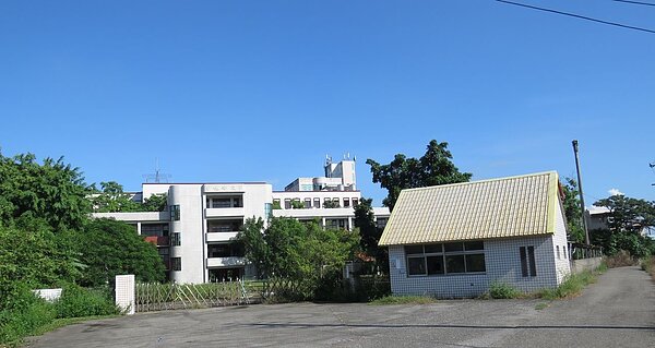 嘉義縣沿海東石鄉私立嘉南高中92年經營不善吹熄燈號,嘉義地方法院裁定破產,至今拍賣17次,底價降到3980萬餘元,無人投標。記者魯永明/攝影