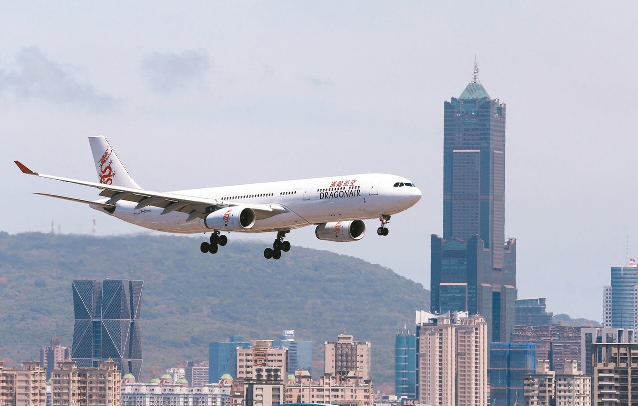 一趟台北往返香港航班，製造約192公斤二氧化碳。 圖／聯合報系資料照片